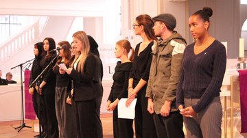 Eine Gruppe Schüler steht in einer Kirche.