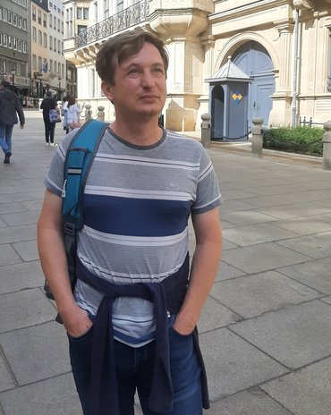 Ein Mann mit den Händen in der Hosentasche in der Stadt Luxemburg