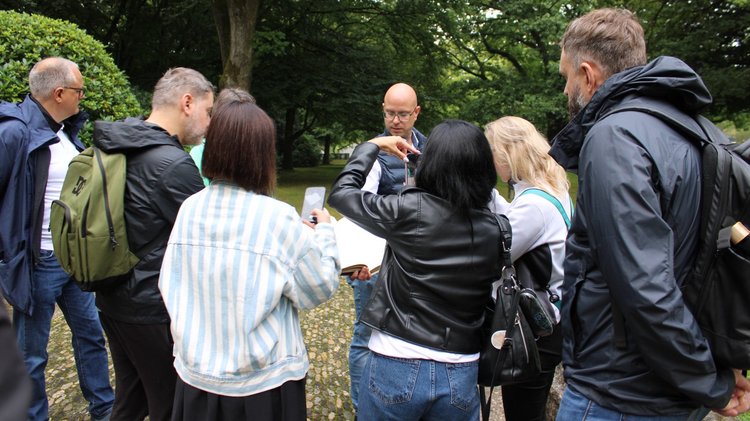 Einzelne Personen, die ein Buch fotografieren