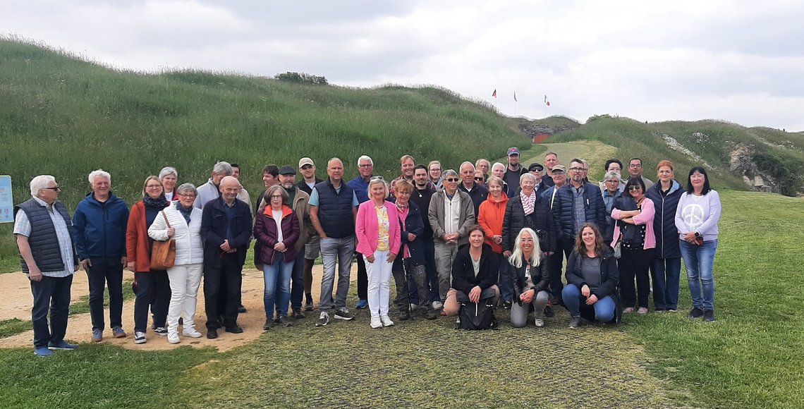 Gruppenbild von rund 40 Personen vor dem Fort Douaumont in Verdun