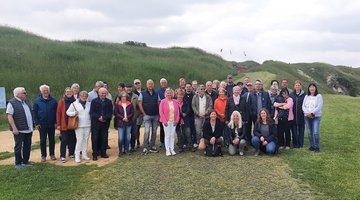 Gruppenbild von rund 40 Personen vor dem Fort Douaumont in Verdun