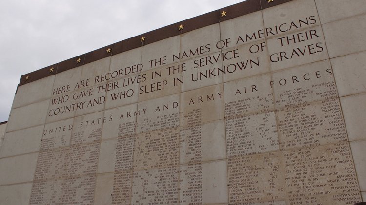 Eine große Wand mit eingravierten Namen von vermissten amerikanischen Soldaten