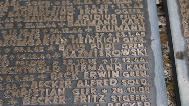 Eingravierte Namen auf einer Bronzetafel