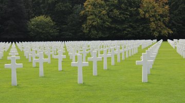 Eine Reihe weißer Grabkreuze auf der amerikanischen Kriegsgräberstätte