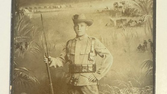 Altes Foto in sepia eines Soldaten in Uniform