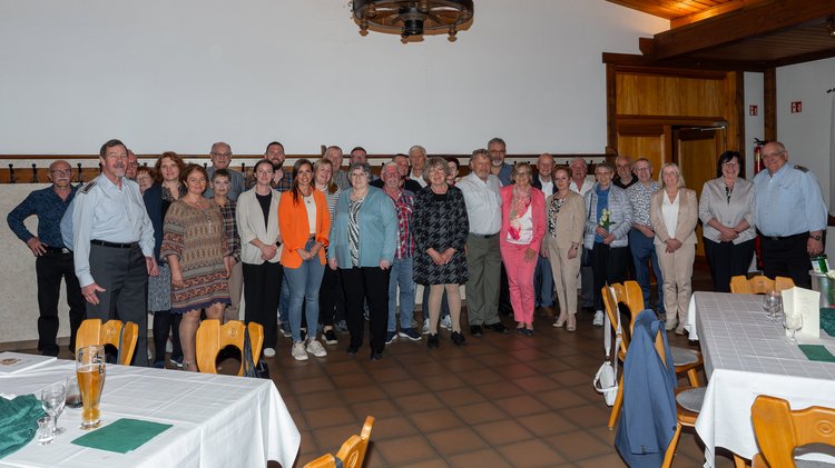 Ein Gruppenfoto mit rund 50 Personen in einem Veranstaltungsraum